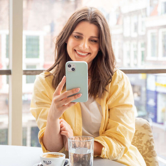 Accezz - Liquid Silicone Backcover voor Apple iPhone 15 - Sky Blue