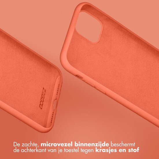 Accezz - Liquid Silicone Backcover voor Apple iPhone 15 - Nectarine