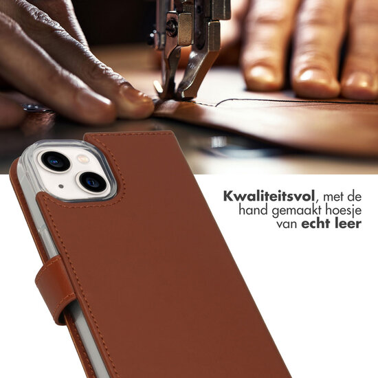 Selencia - Genuine Leather Bookcase voor Apple iPhone 14 - Light Brown